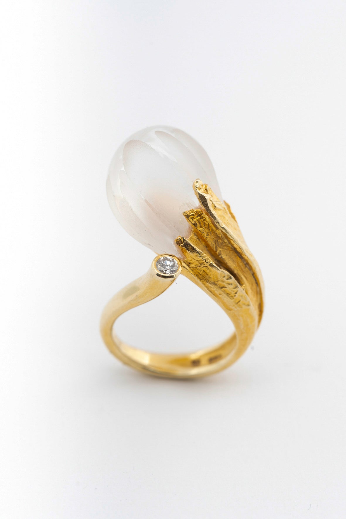 Geel gouden ring met berg kristal en een briljant, Scandinavisch design