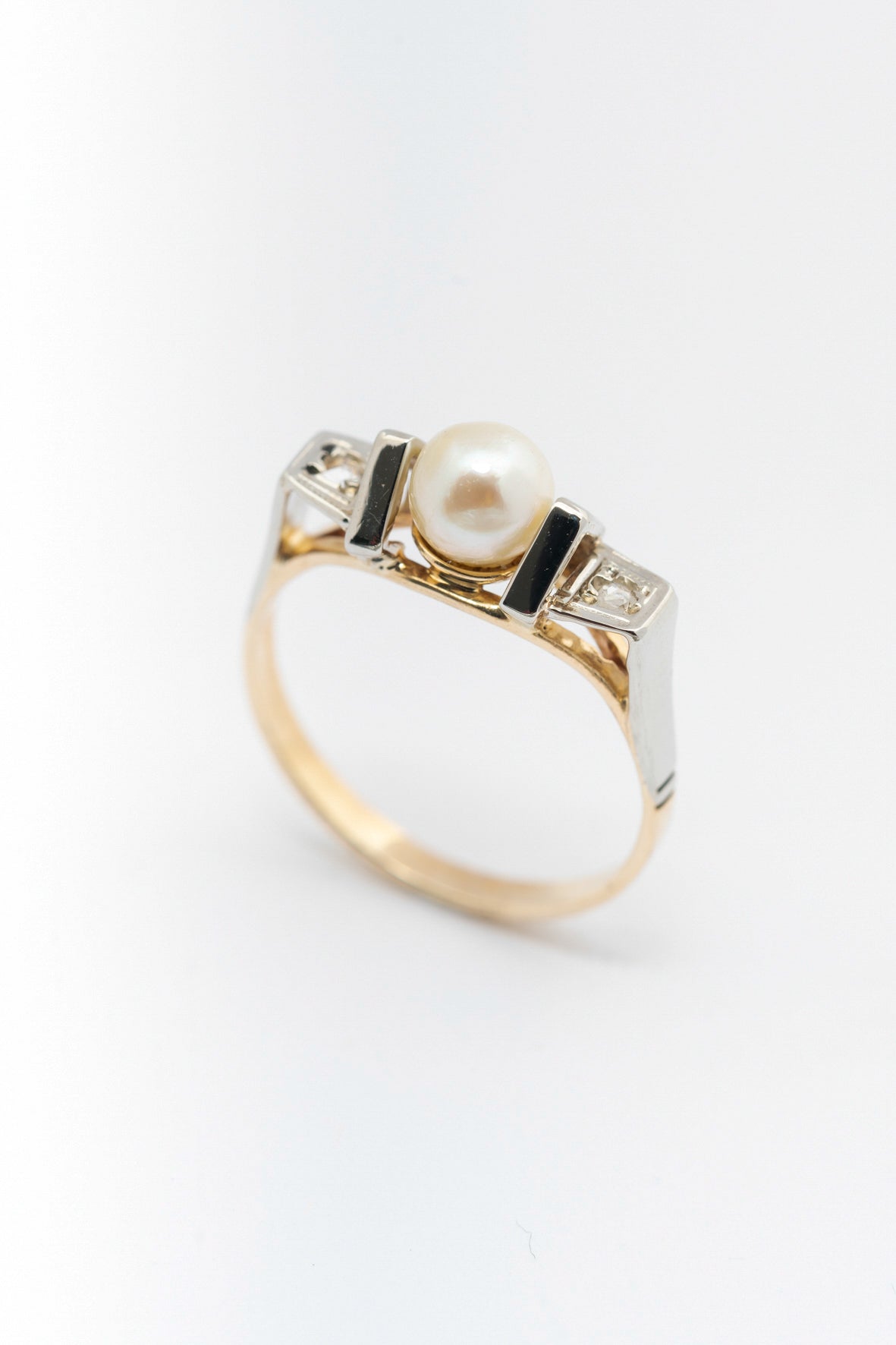 Geel gouden ring met cultivé parel en diamanten