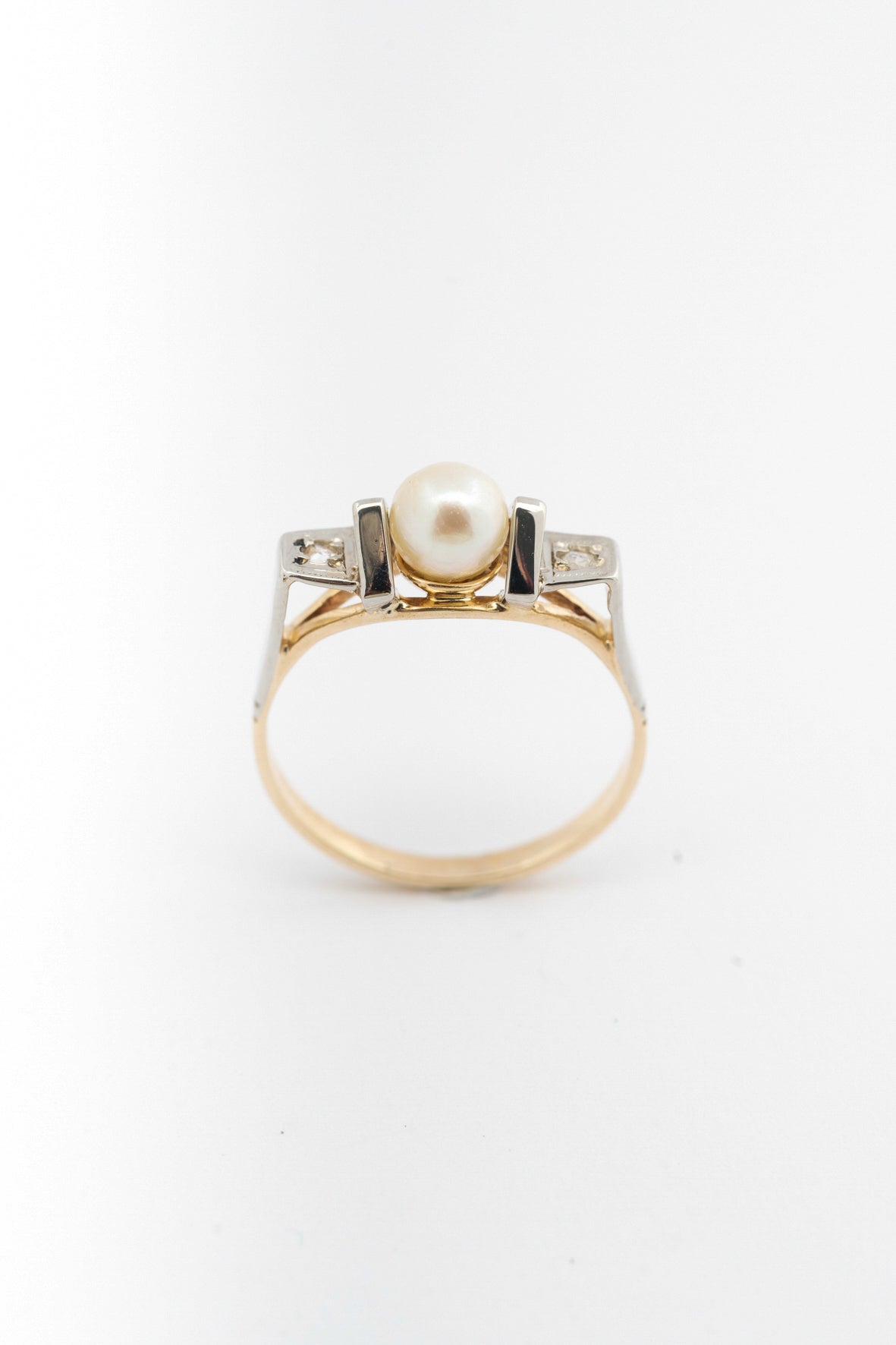 Geel gouden ring met cultivé parel en diamanten