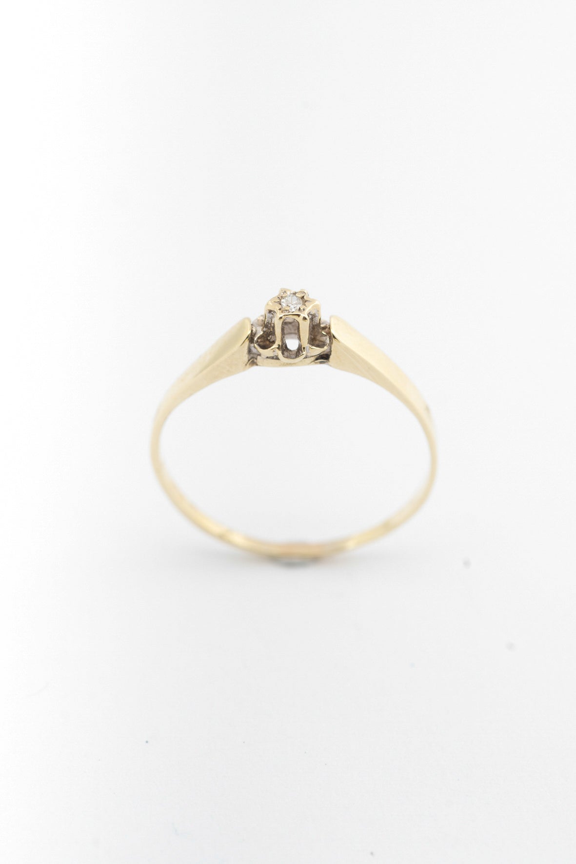 Geel gouden solitair ring met een diamant