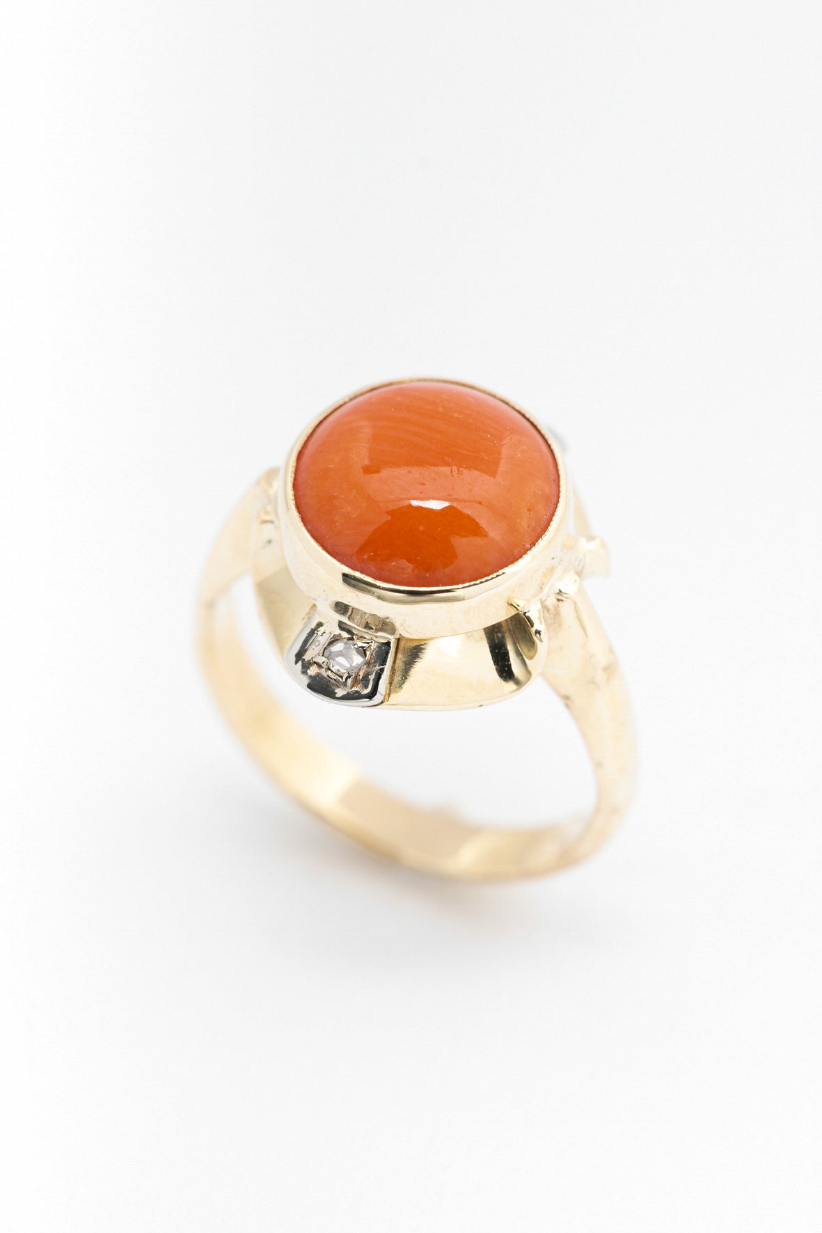 Geel gouden ring met bloedkoraal en diamanten