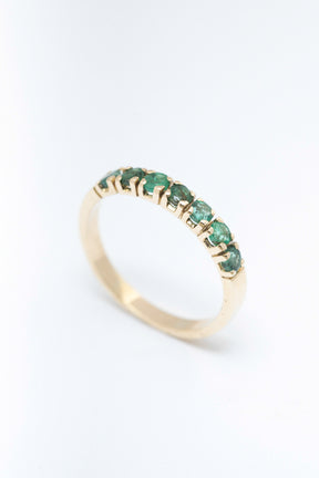 Geel gouden rij ring met smaragden