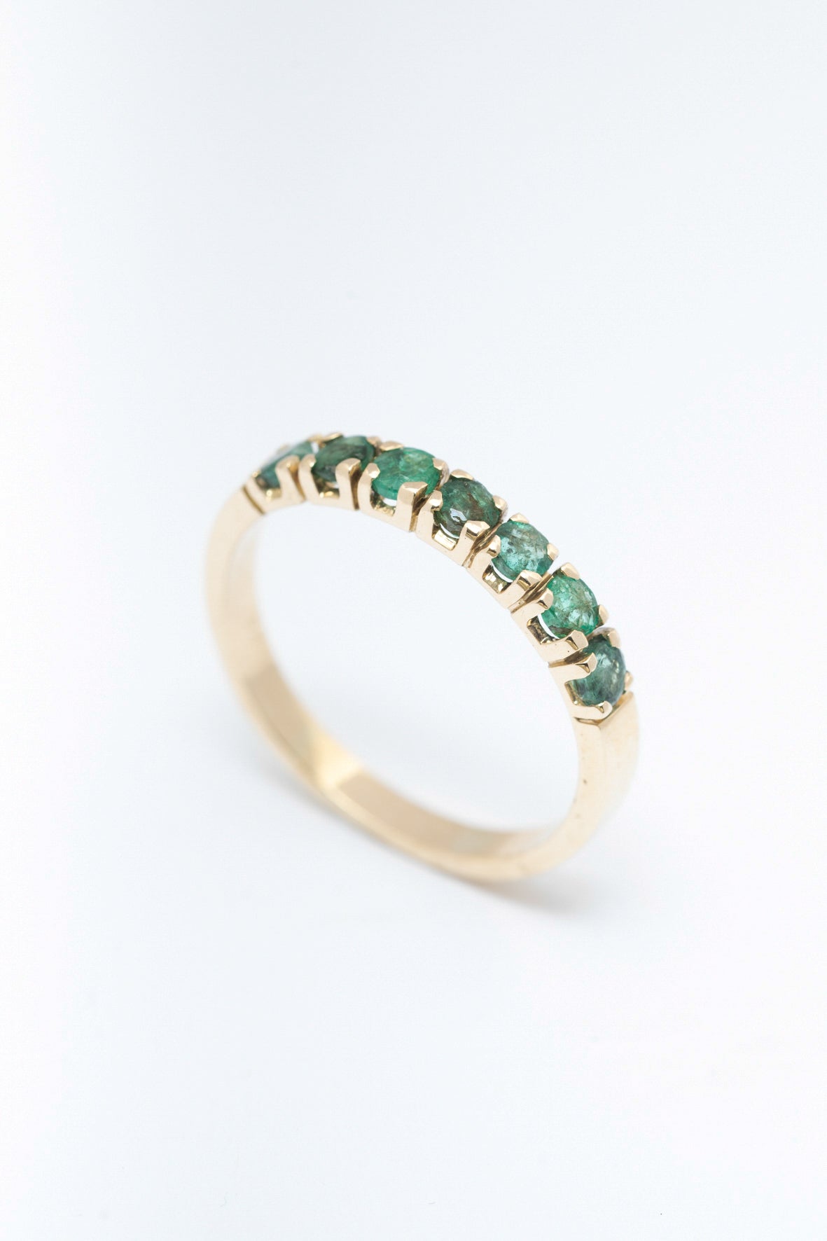 Geel gouden rij ring met smaragden