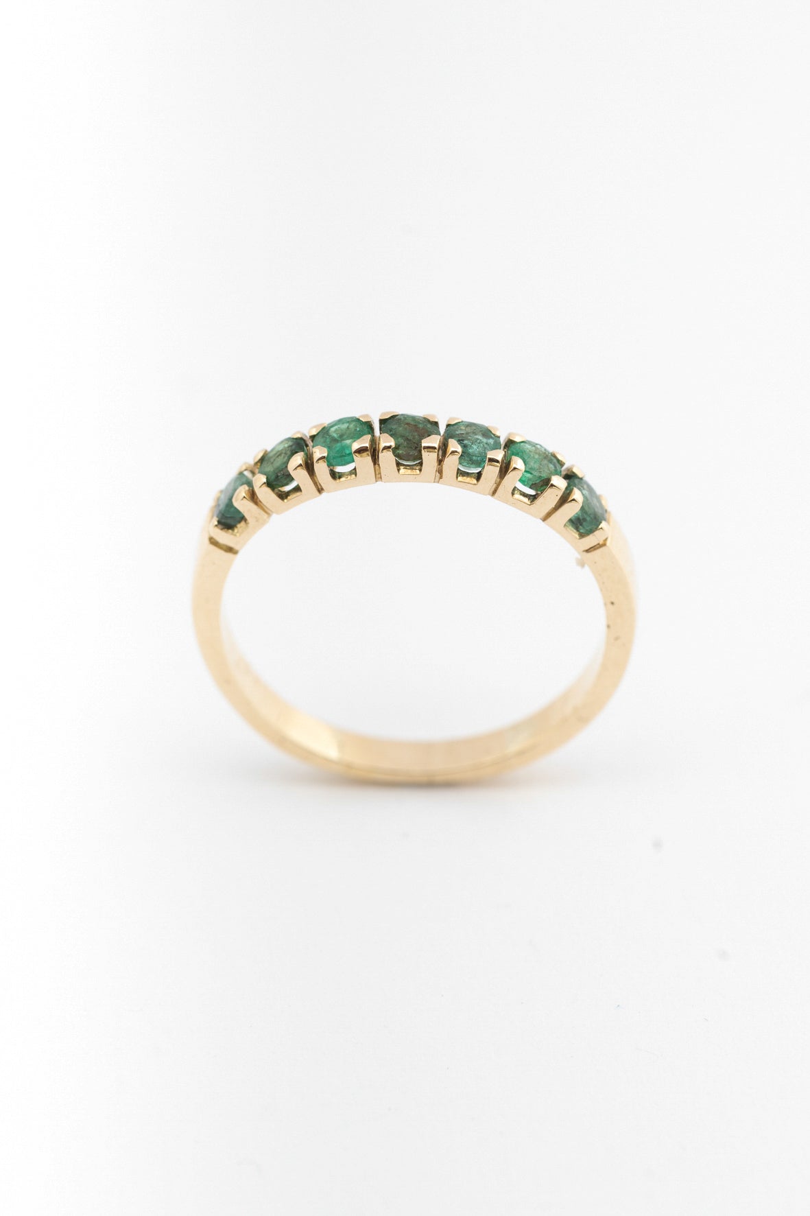Geel gouden rij ring met smaragden