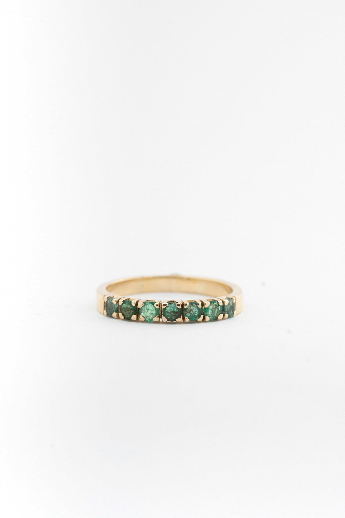 Geel gouden rij ring met smaragden