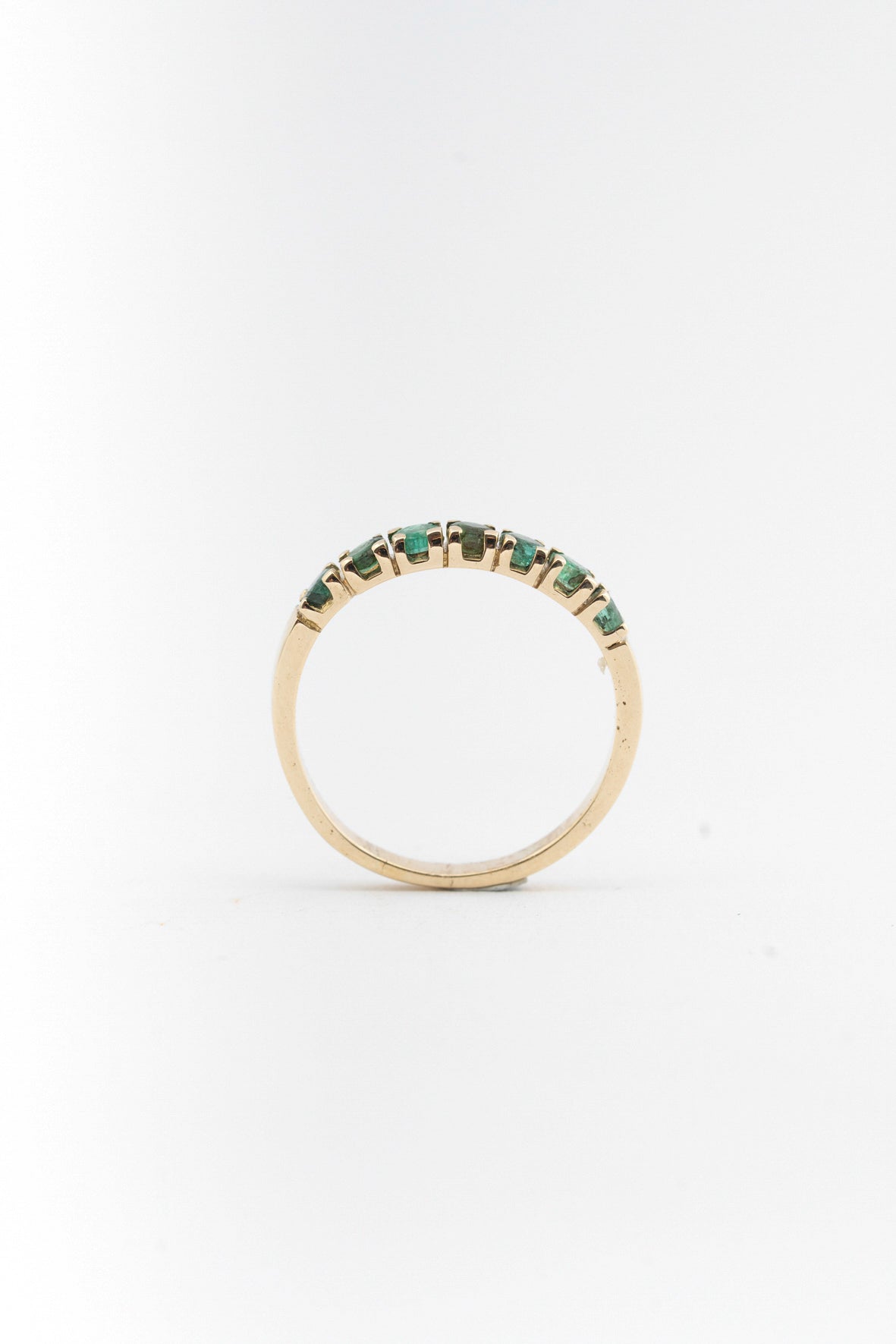 Geel gouden rij ring met smaragden