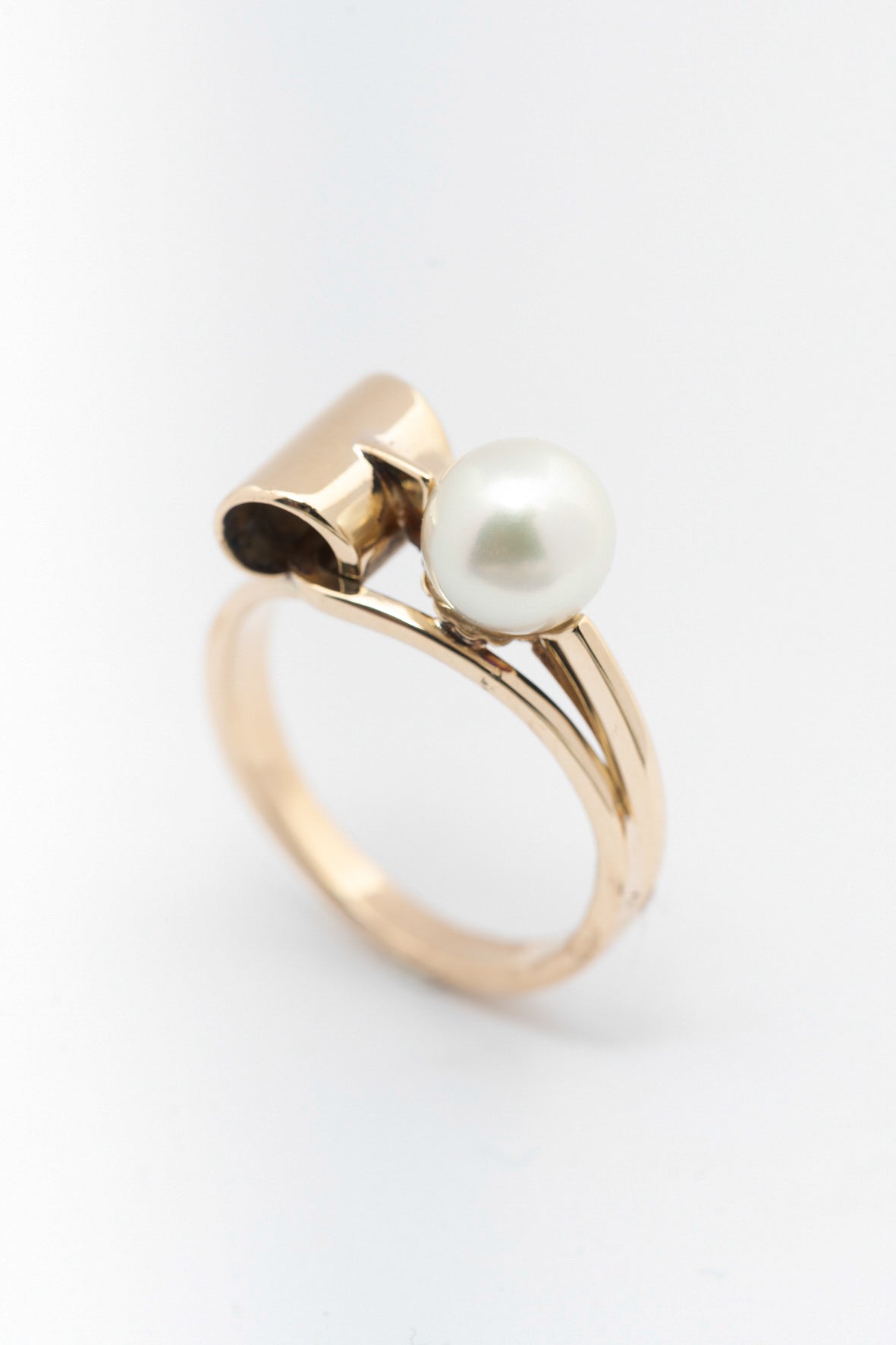 Oude geel gouden ring met cultivé parel