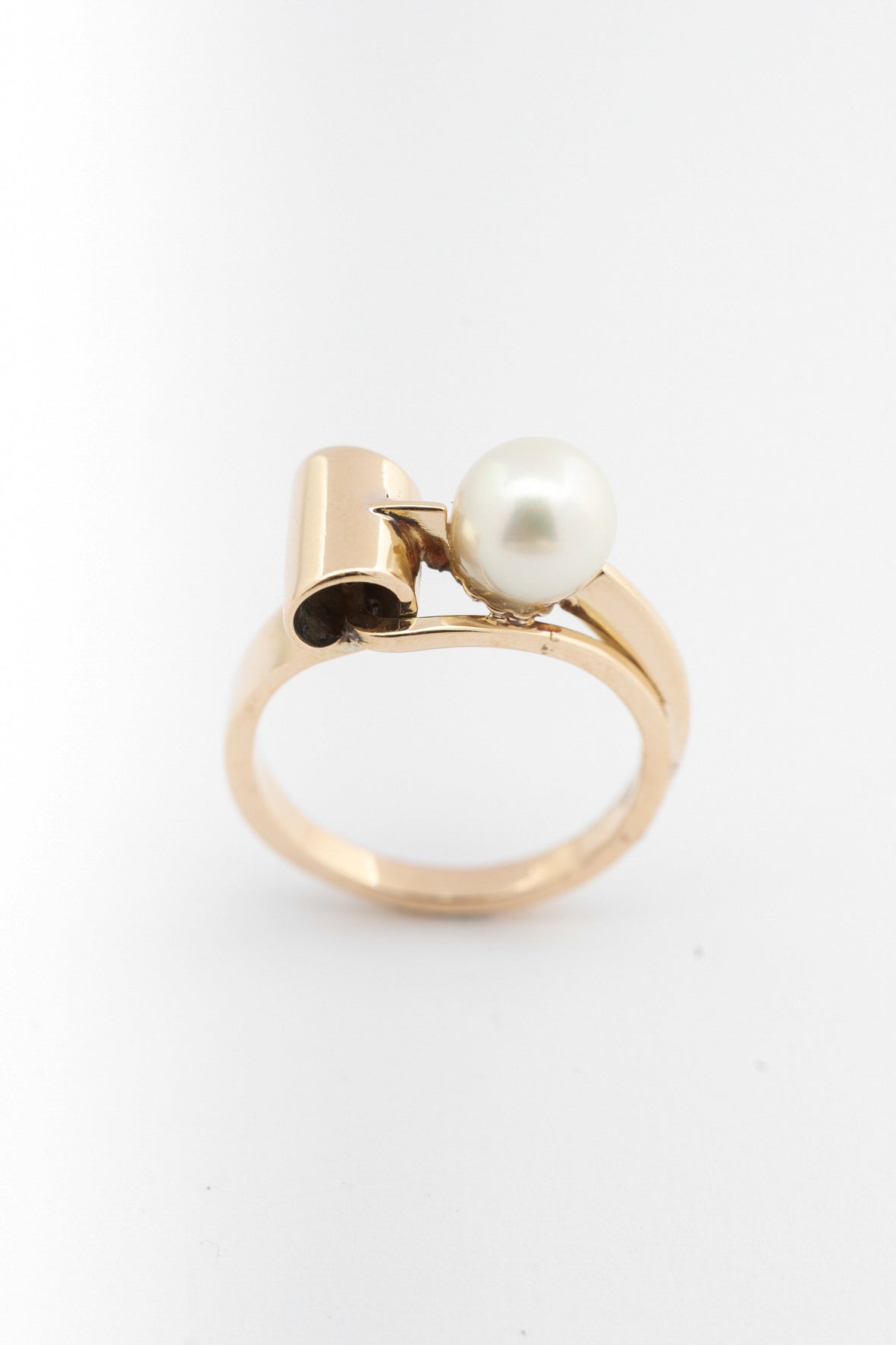 Oude geel gouden ring met cultivé parel