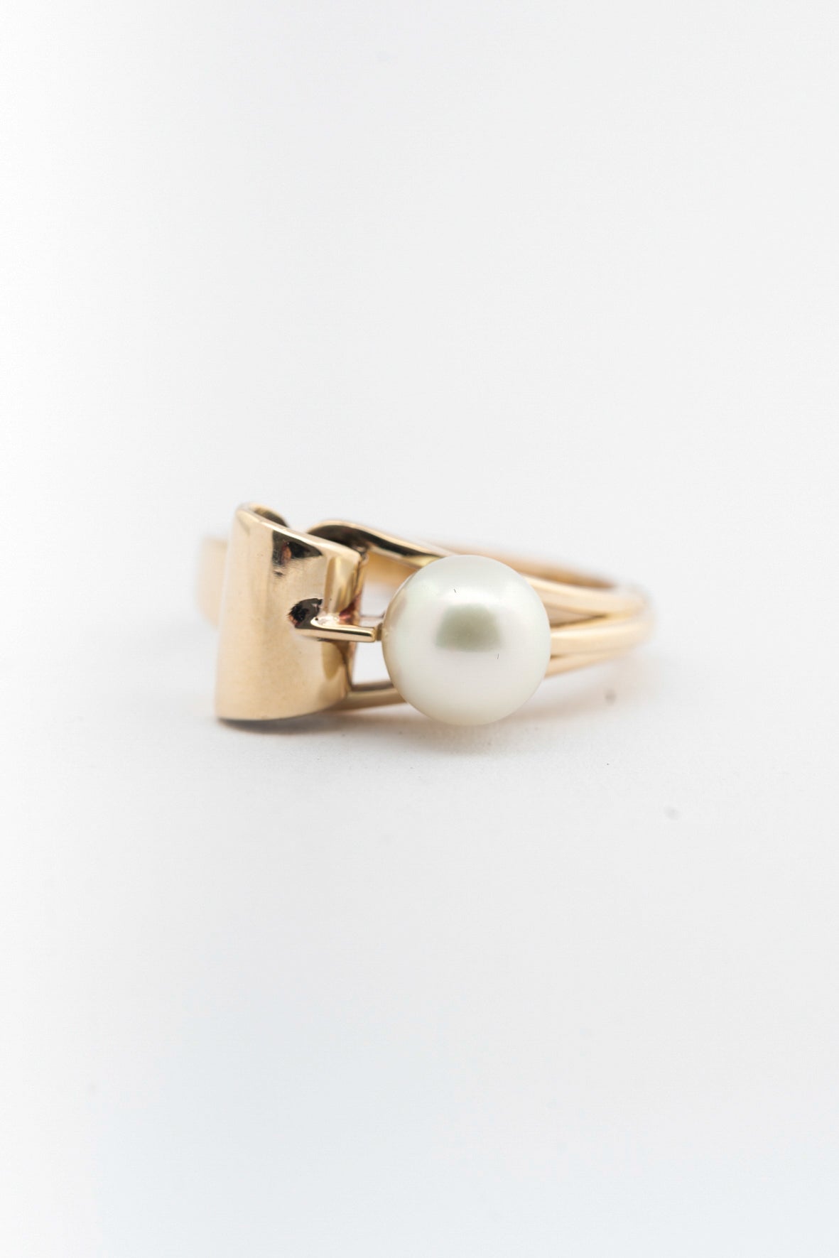 Oude geel gouden ring met cultivé parel