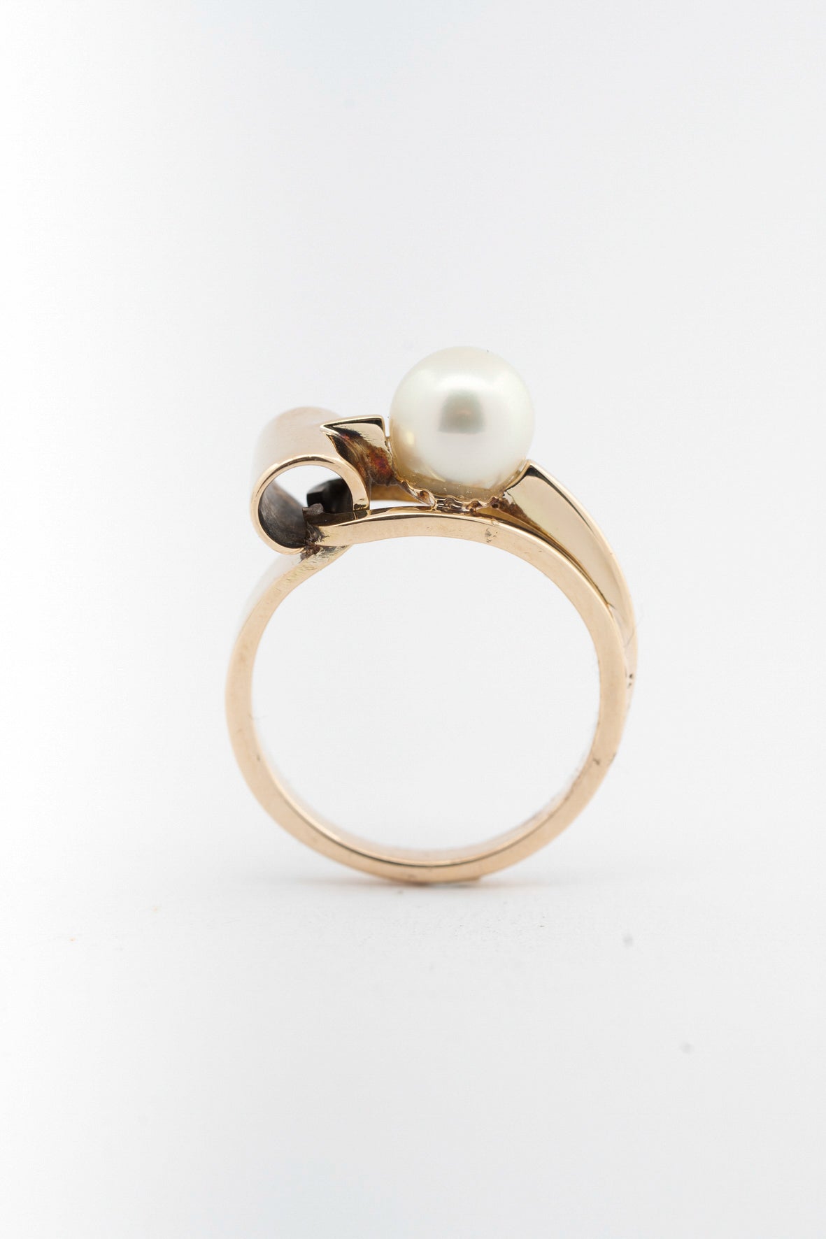 Oude geel gouden ring met cultivé parel