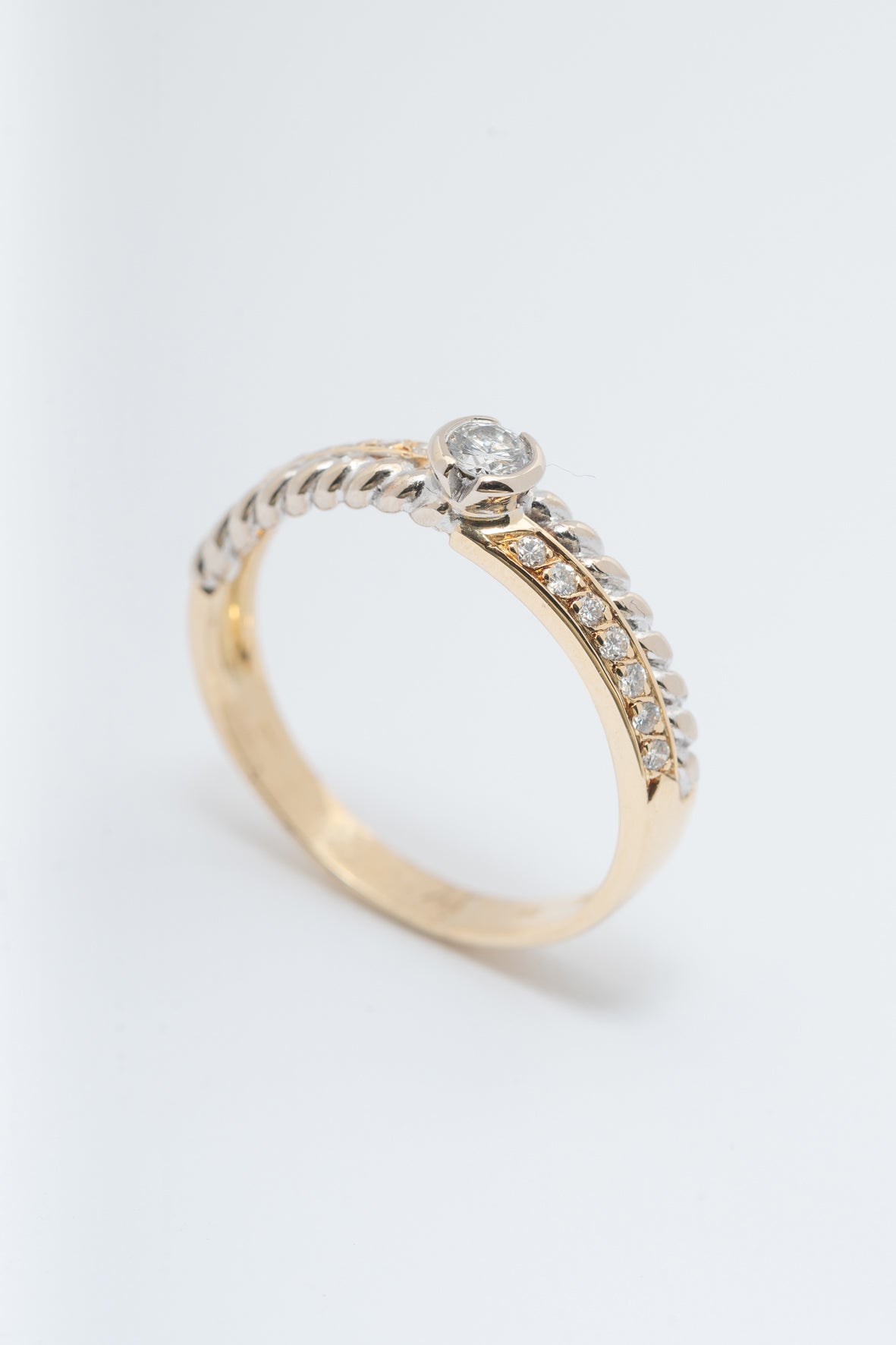 Wit/geel gouden ring met briljanten