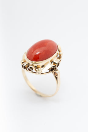 Geel gouden ring met bloedkoraal