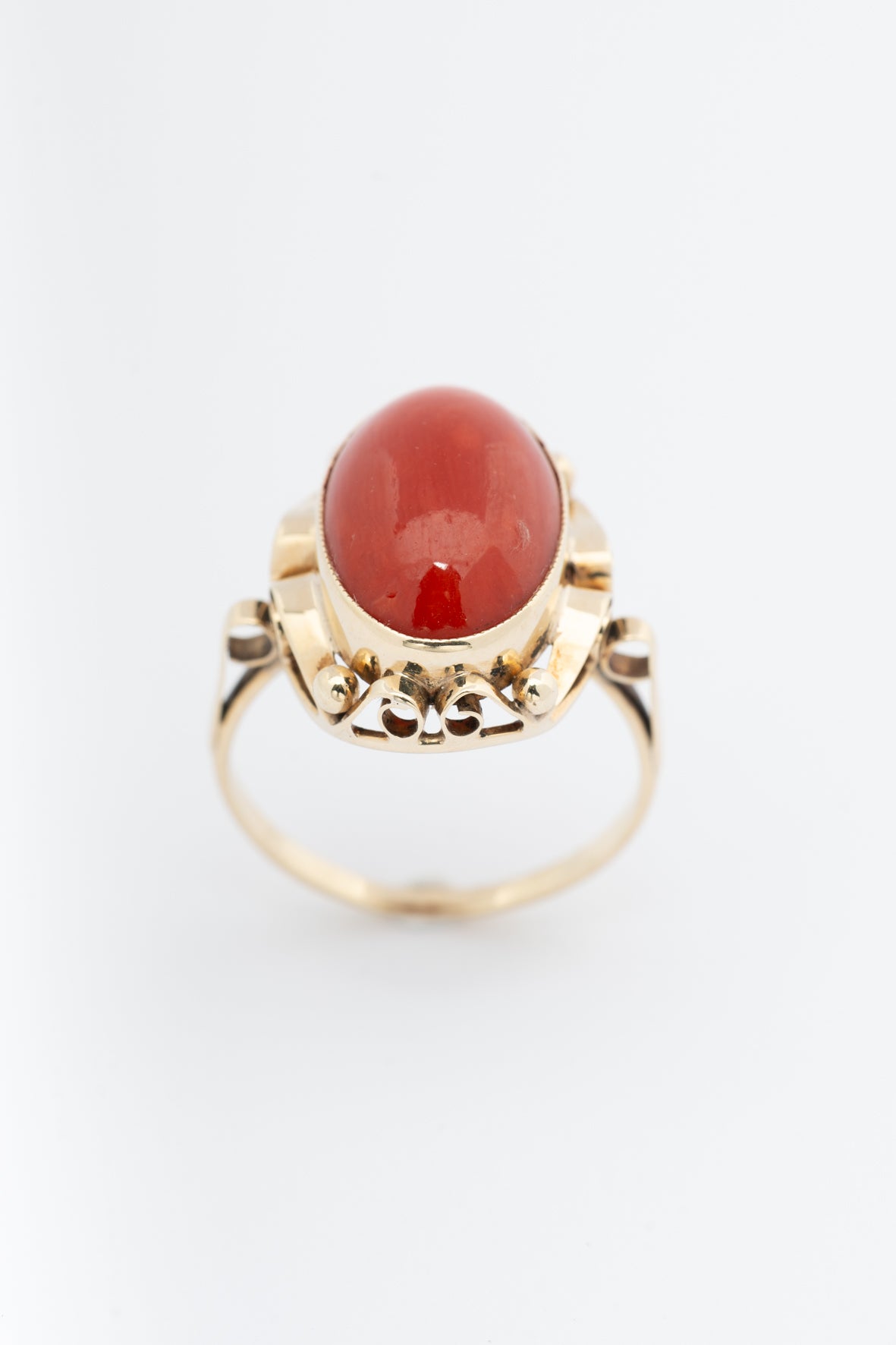Yellow gold ring with coral