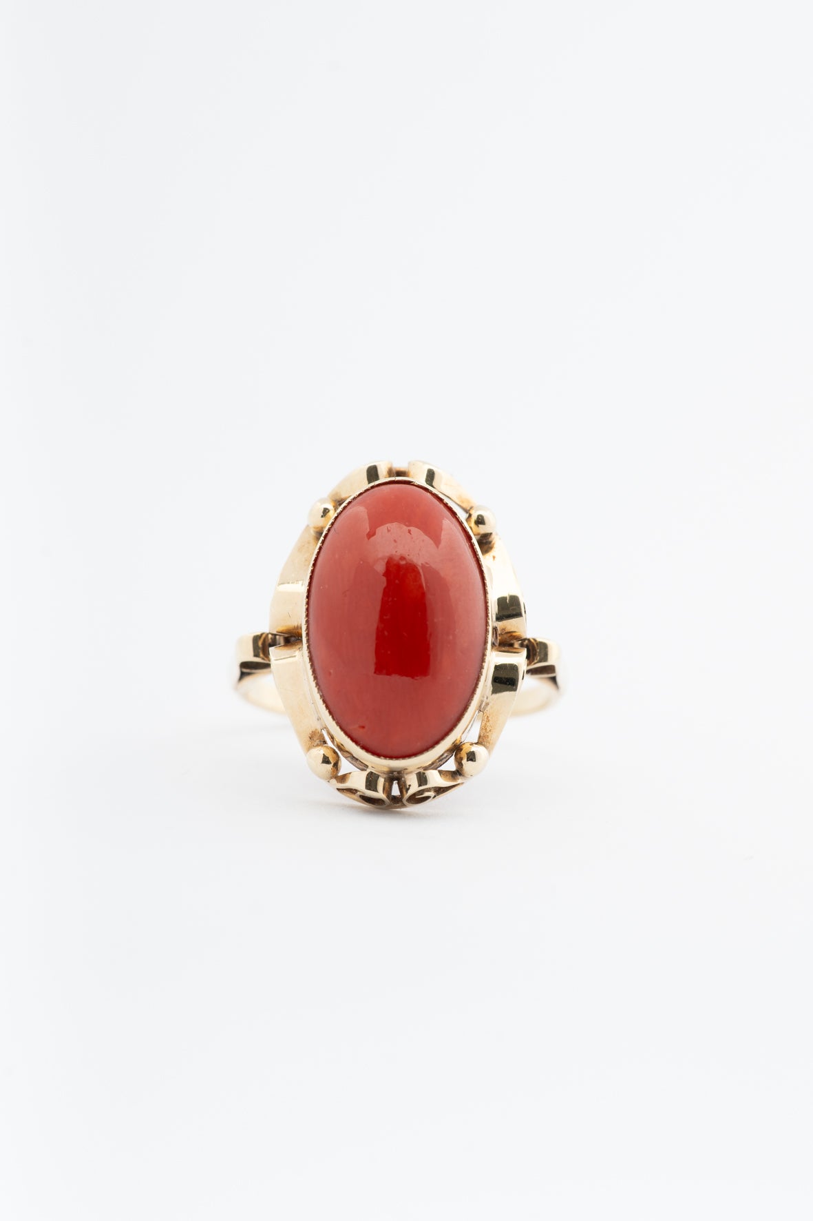 Geel gouden ring met bloedkoraal