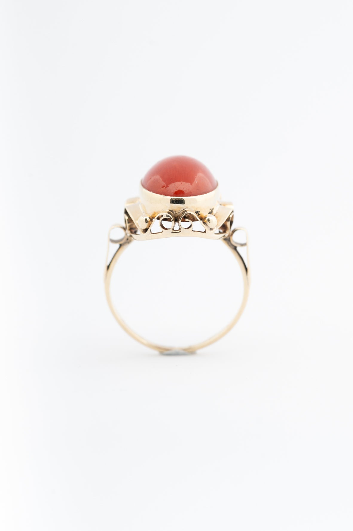 Geel gouden ring met bloedkoraal