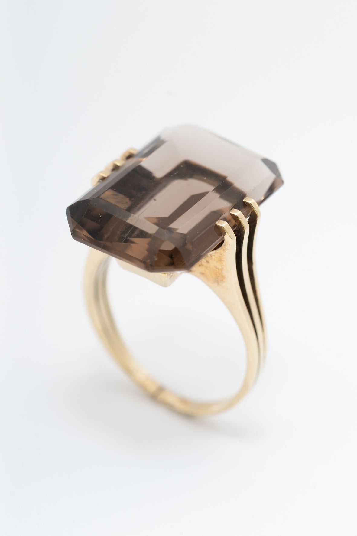 Geel gouden ring met rook kwarts