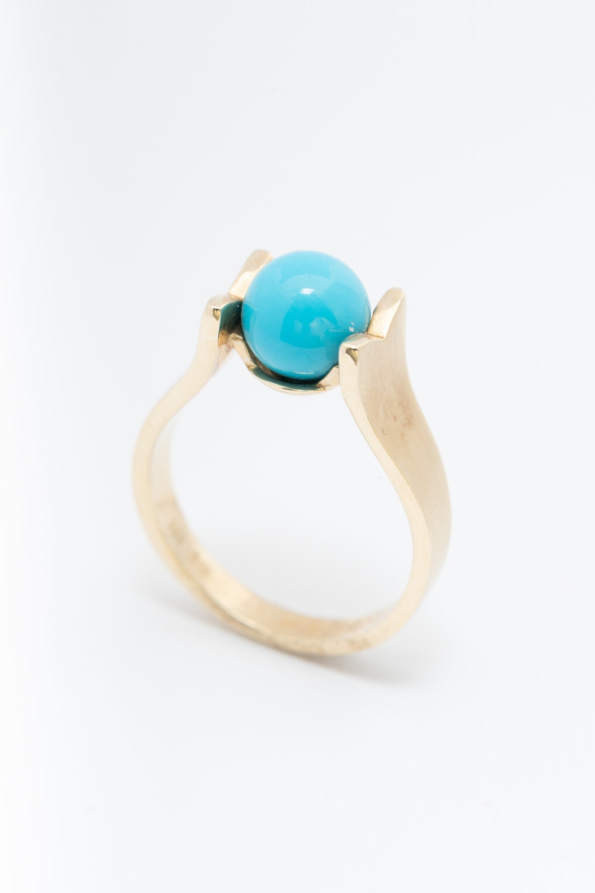 Yellow gold ring with turquoise