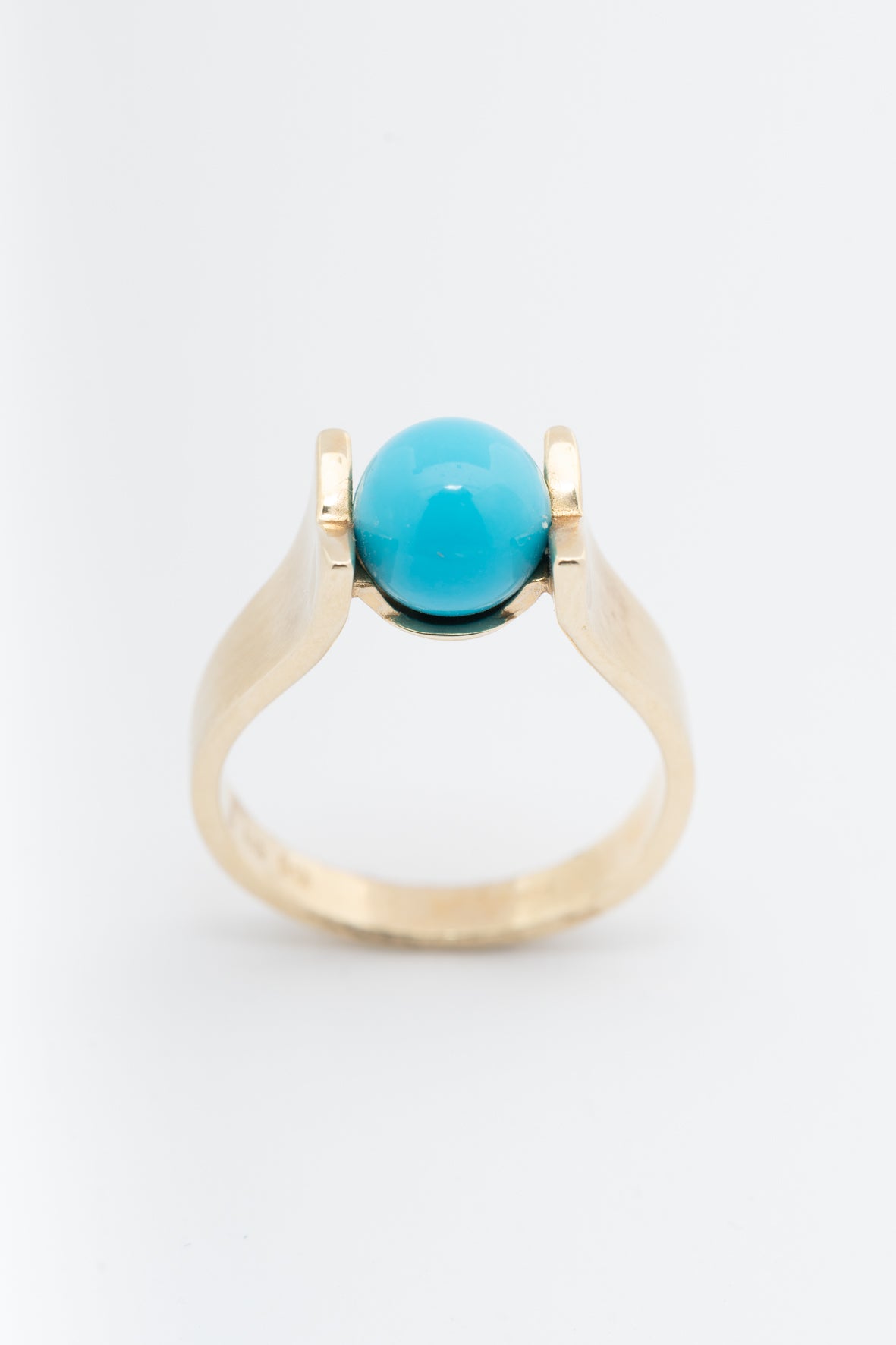 Yellow gold ring with turquoise