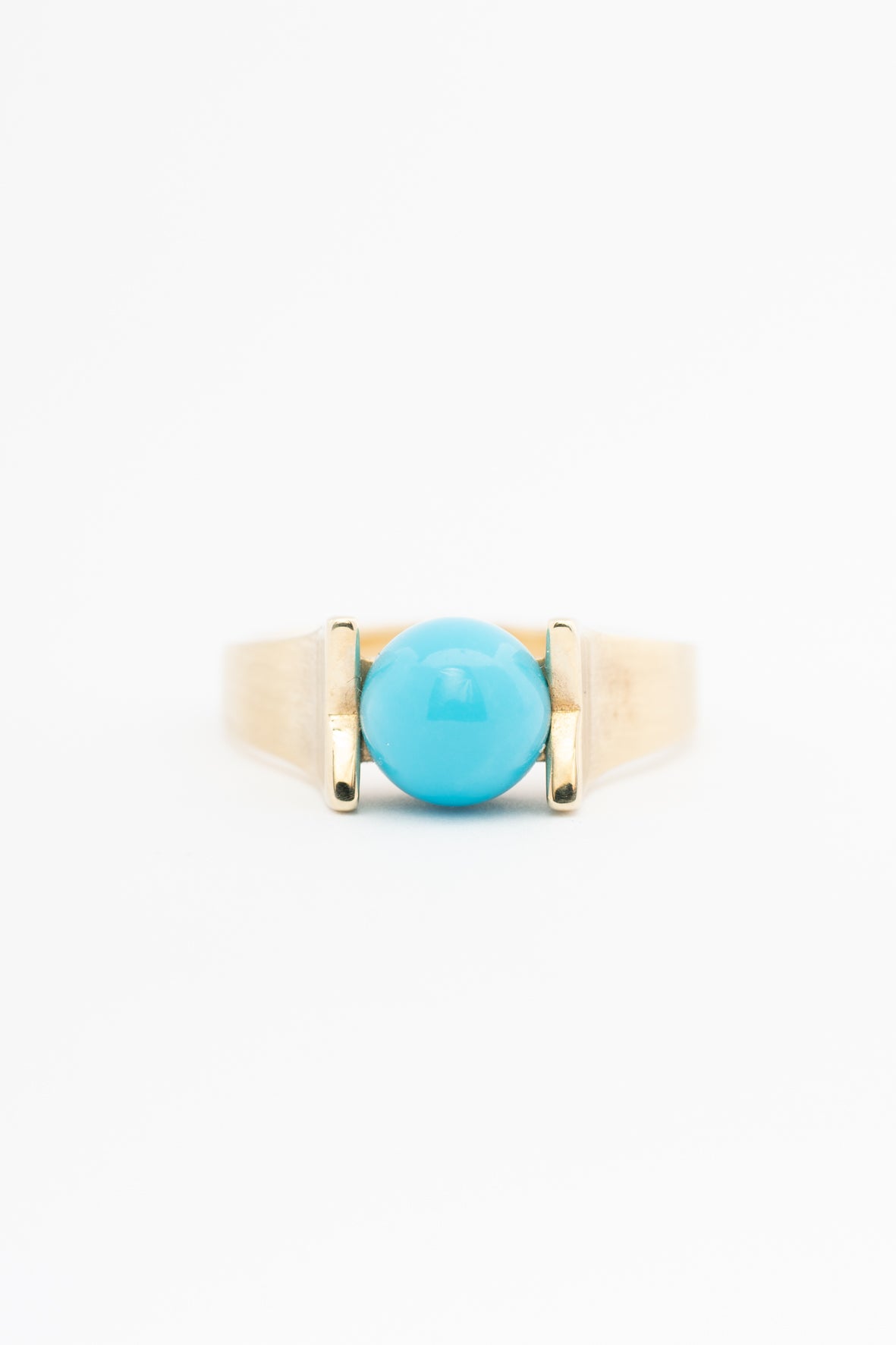 Yellow gold ring with turquoise