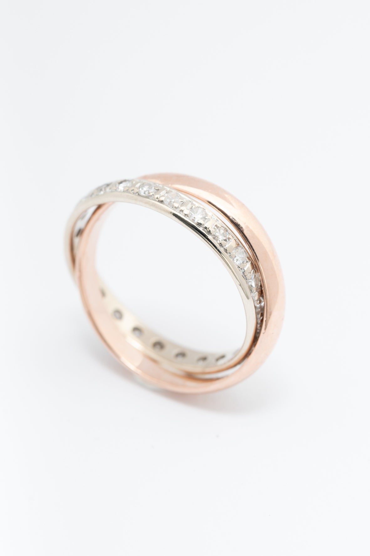 Bi-color gouden ring waarvan de wit gouden een alliance ring met diamanten (rosé goud wit goud)