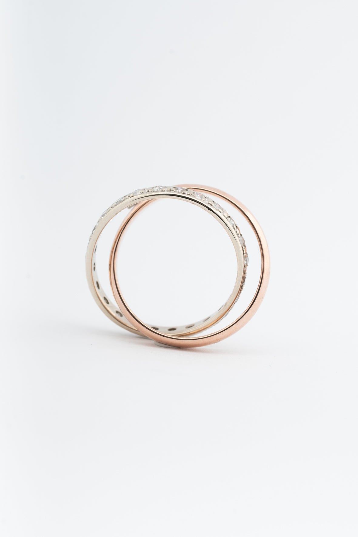 Bi-color gold ring, the white gold part being an eternity ring with diamonds (rose gold white gold)