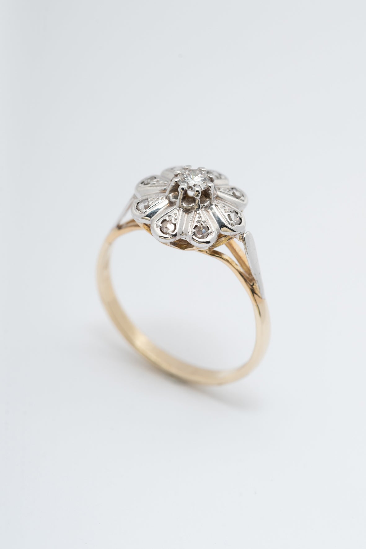 Yellow gold entourage ring with brilliant-cut diamond and diamonds