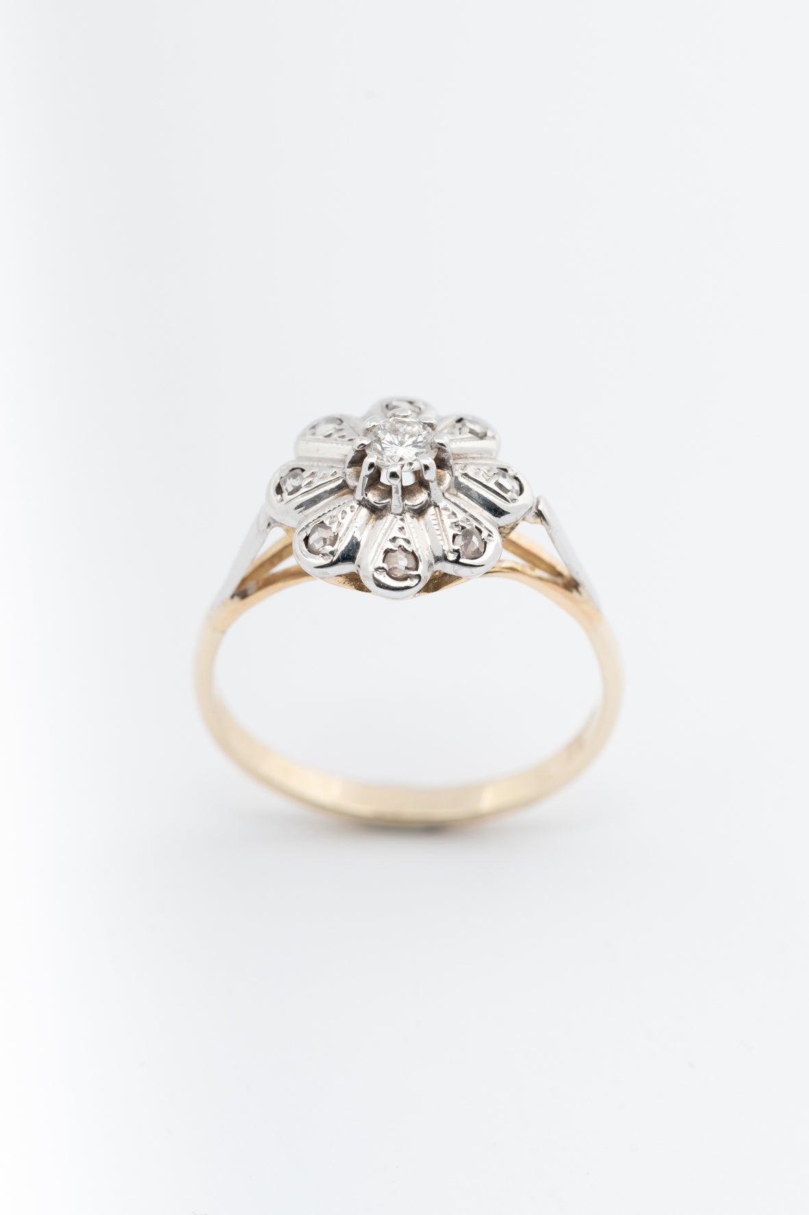 Geel gouden entourage ring met briljant en diamanten