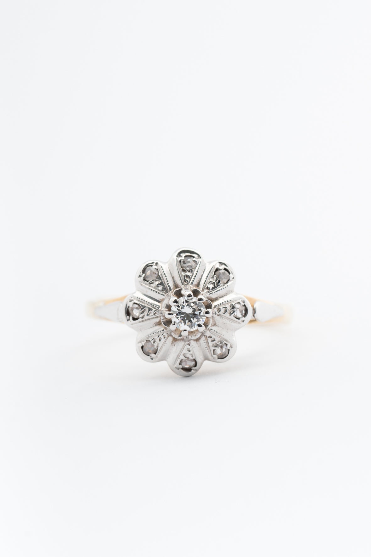 Geel gouden entourage ring met briljant en diamanten