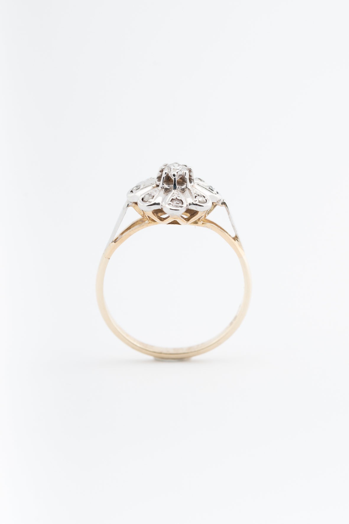 Geel gouden entourage ring met briljant en diamanten