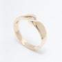 Geel gouden slag ring met een briljant