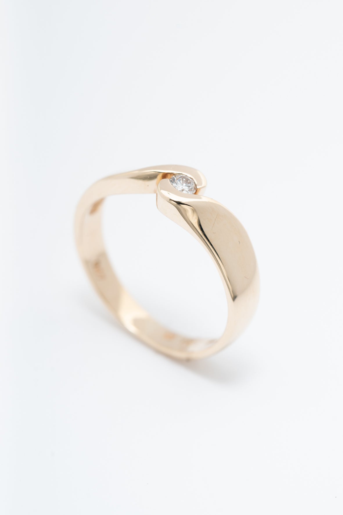 Geel gouden slag ring met een briljant