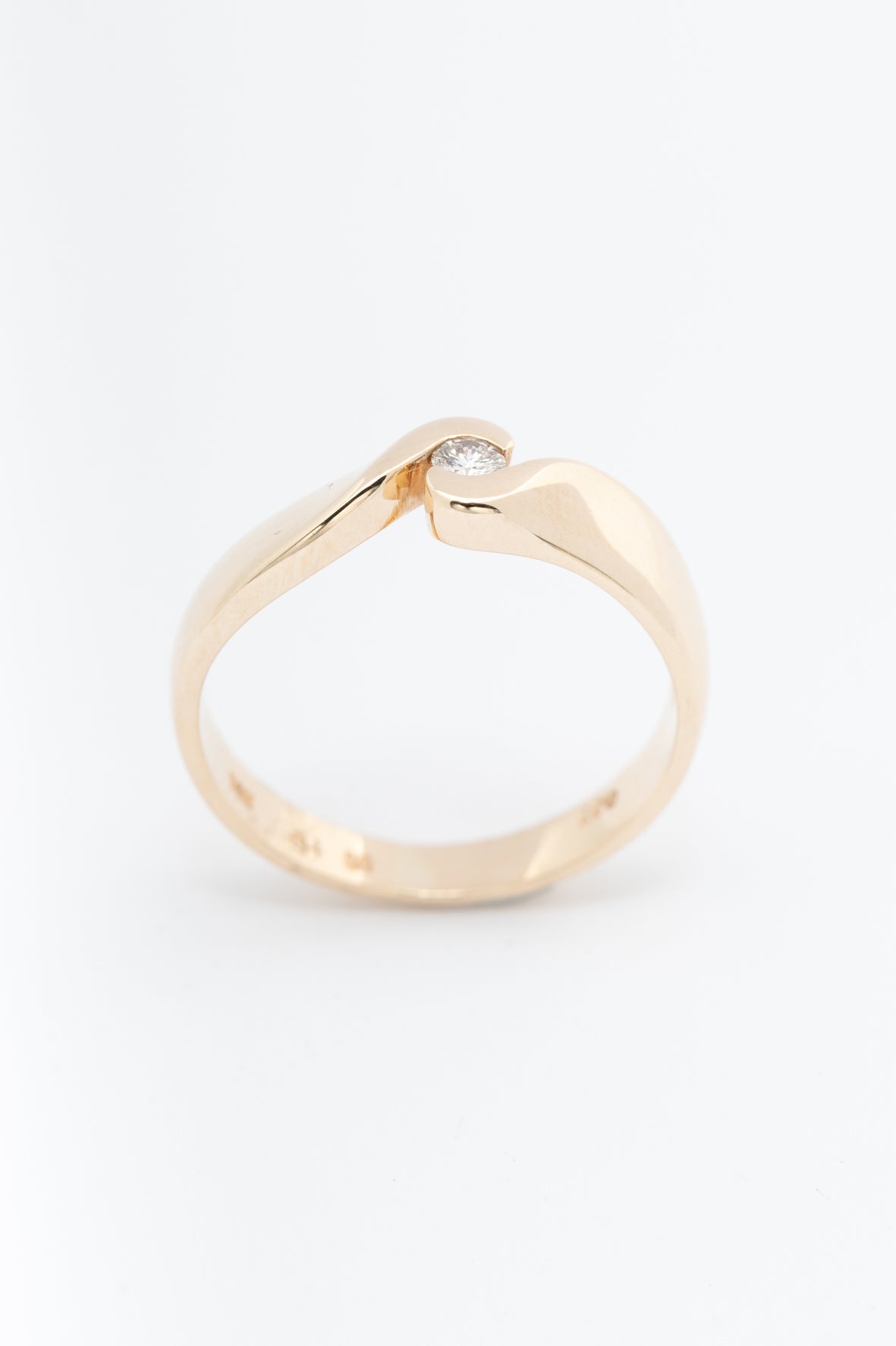 Geel gouden slag ring met een briljant