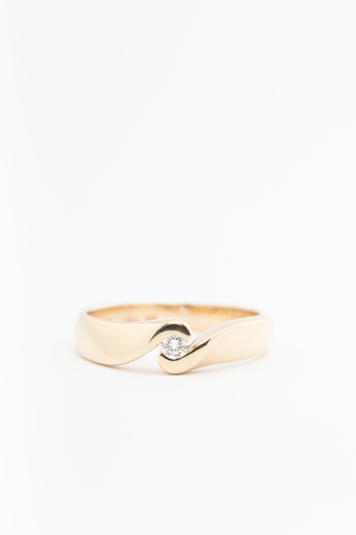 Geel gouden slag ring met een briljant