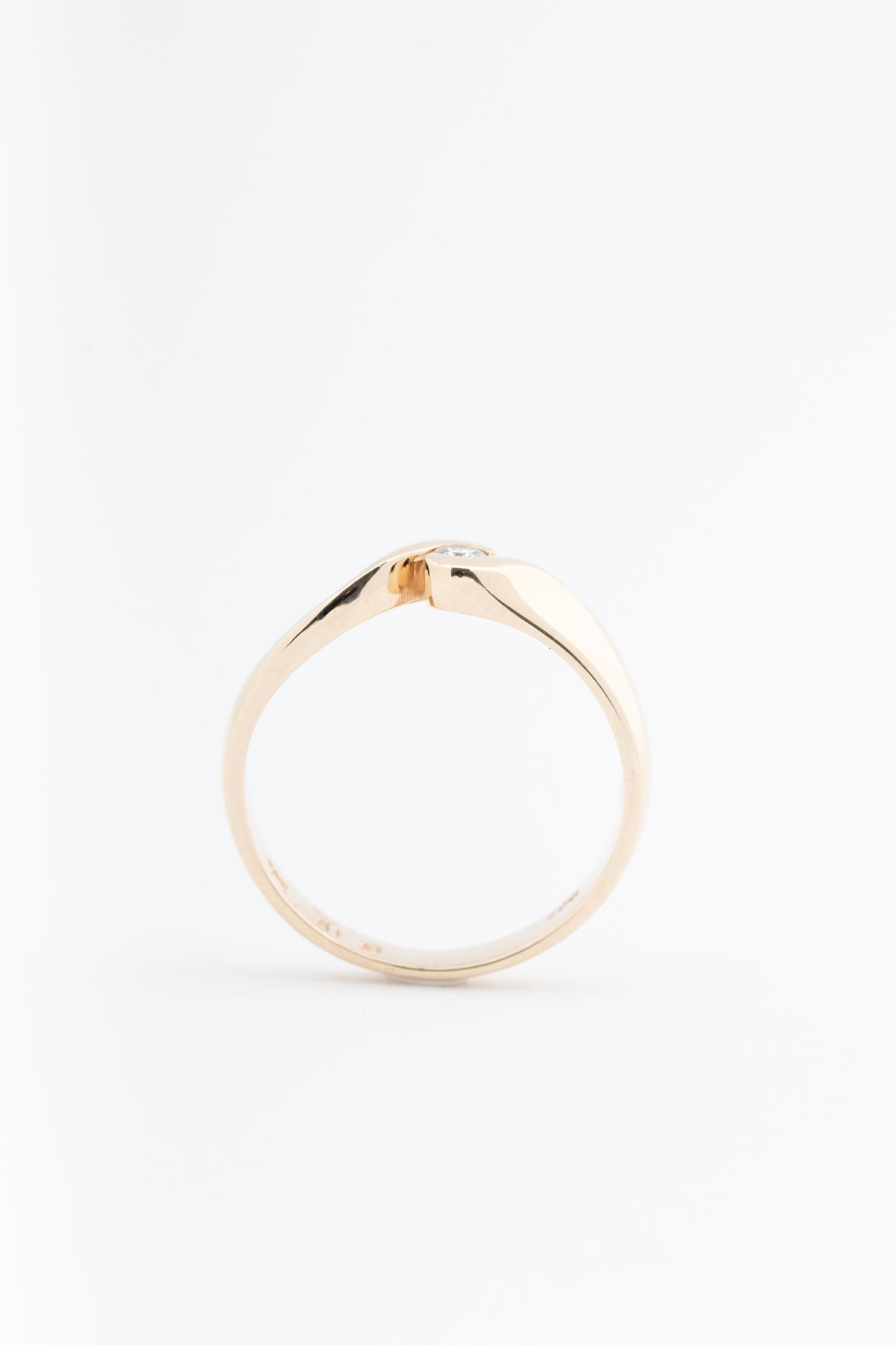 Geel gouden slag ring met een briljant