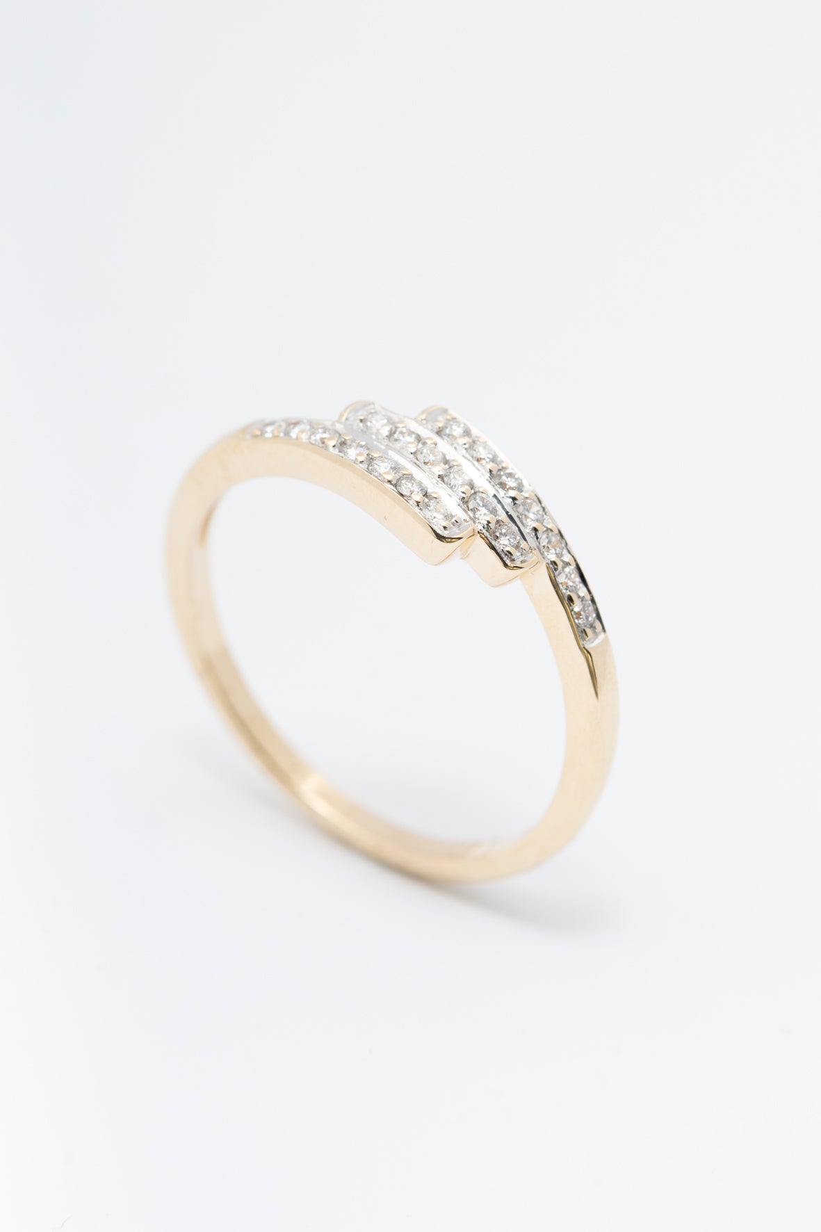 Yellow gold signet ring with brilliant-cut diamonds