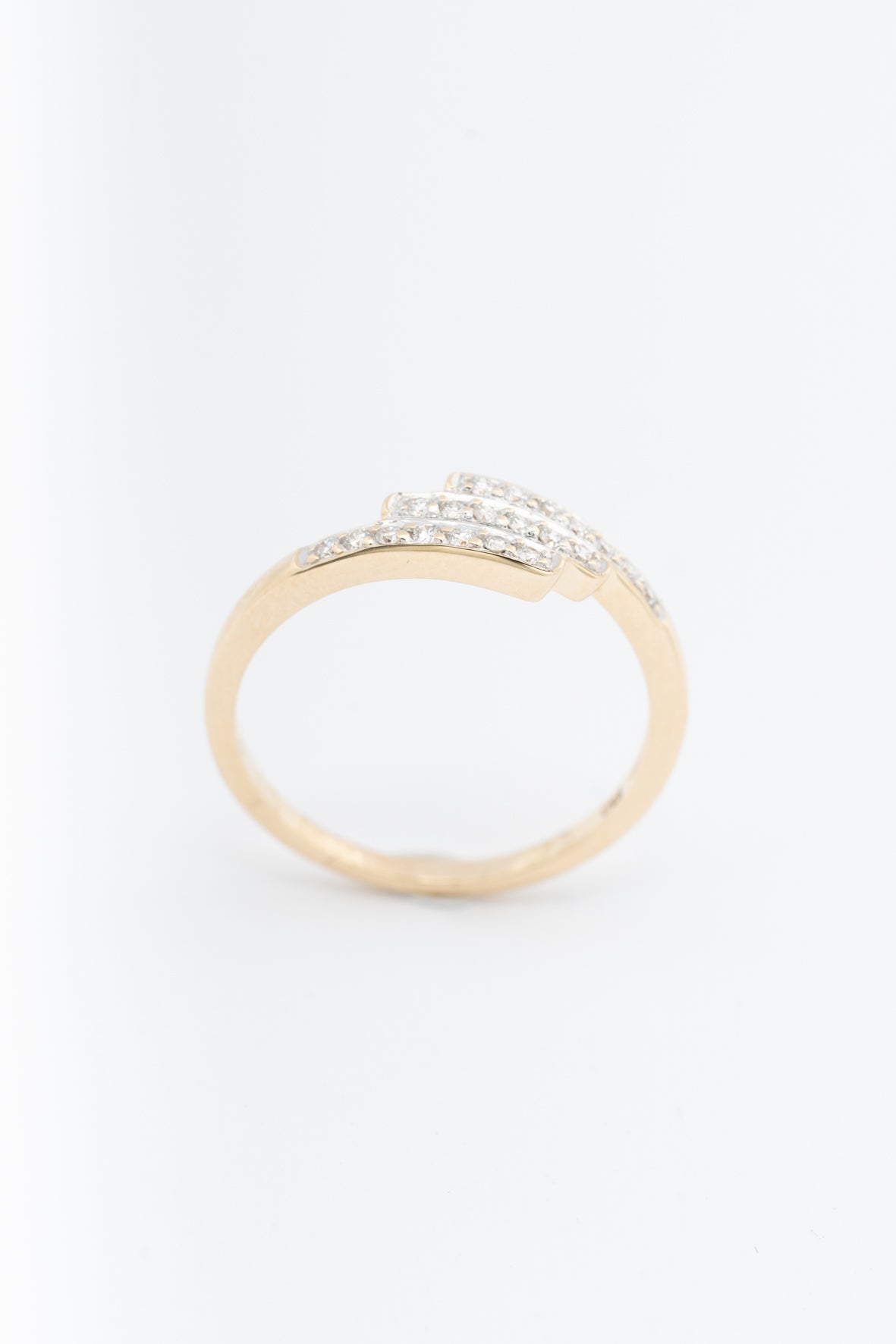 Yellow gold signet ring with brilliant-cut diamonds