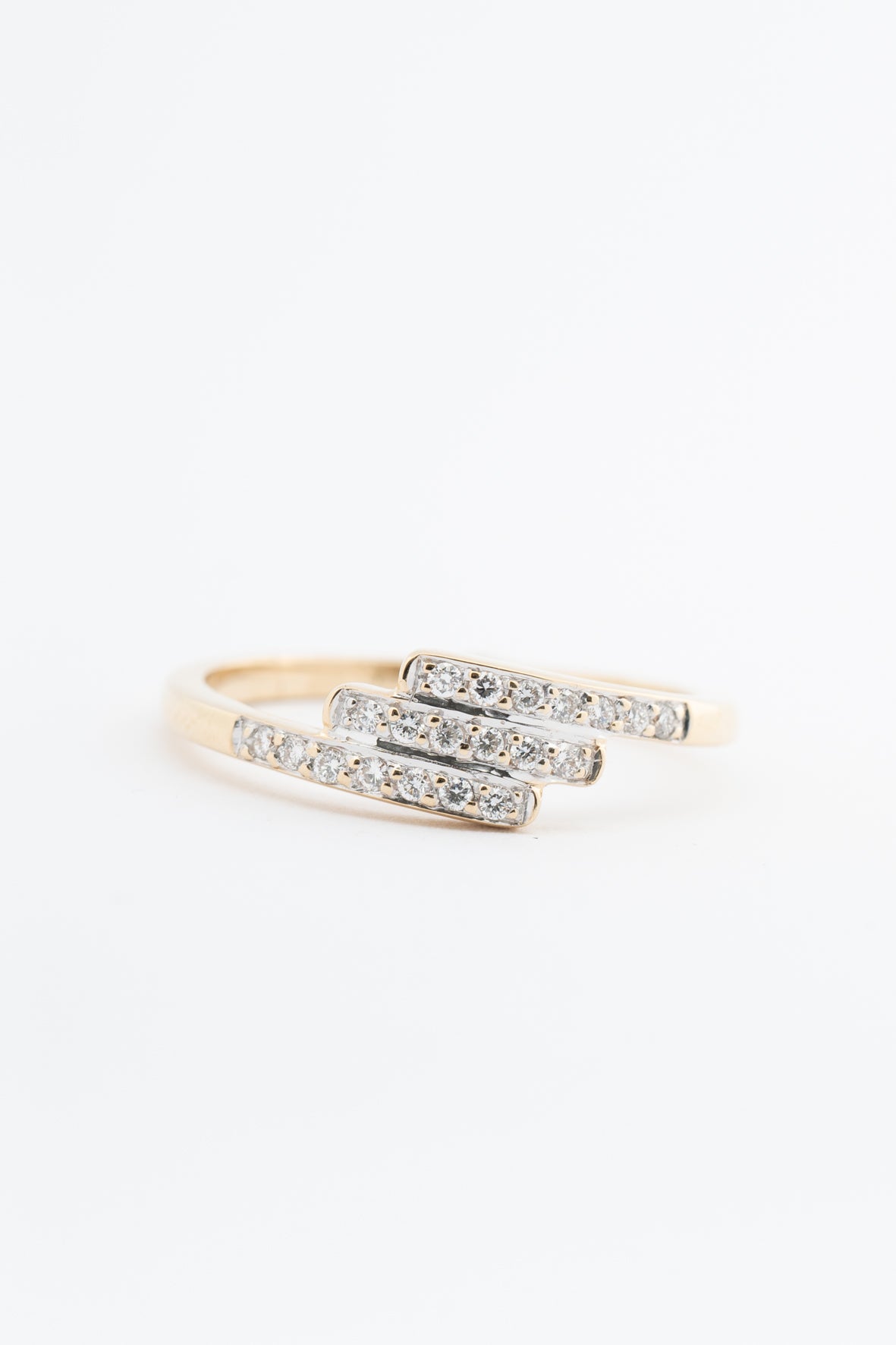 Yellow gold signet ring with brilliant-cut diamonds