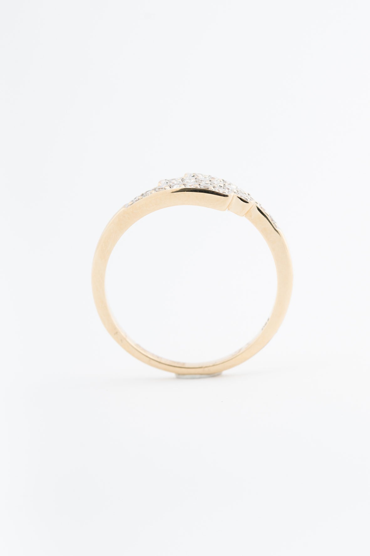 Yellow gold signet ring with brilliant-cut diamonds