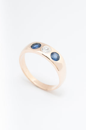 Antique yellow gold stacking ring with a brilliant-cut diamond and sapphires
