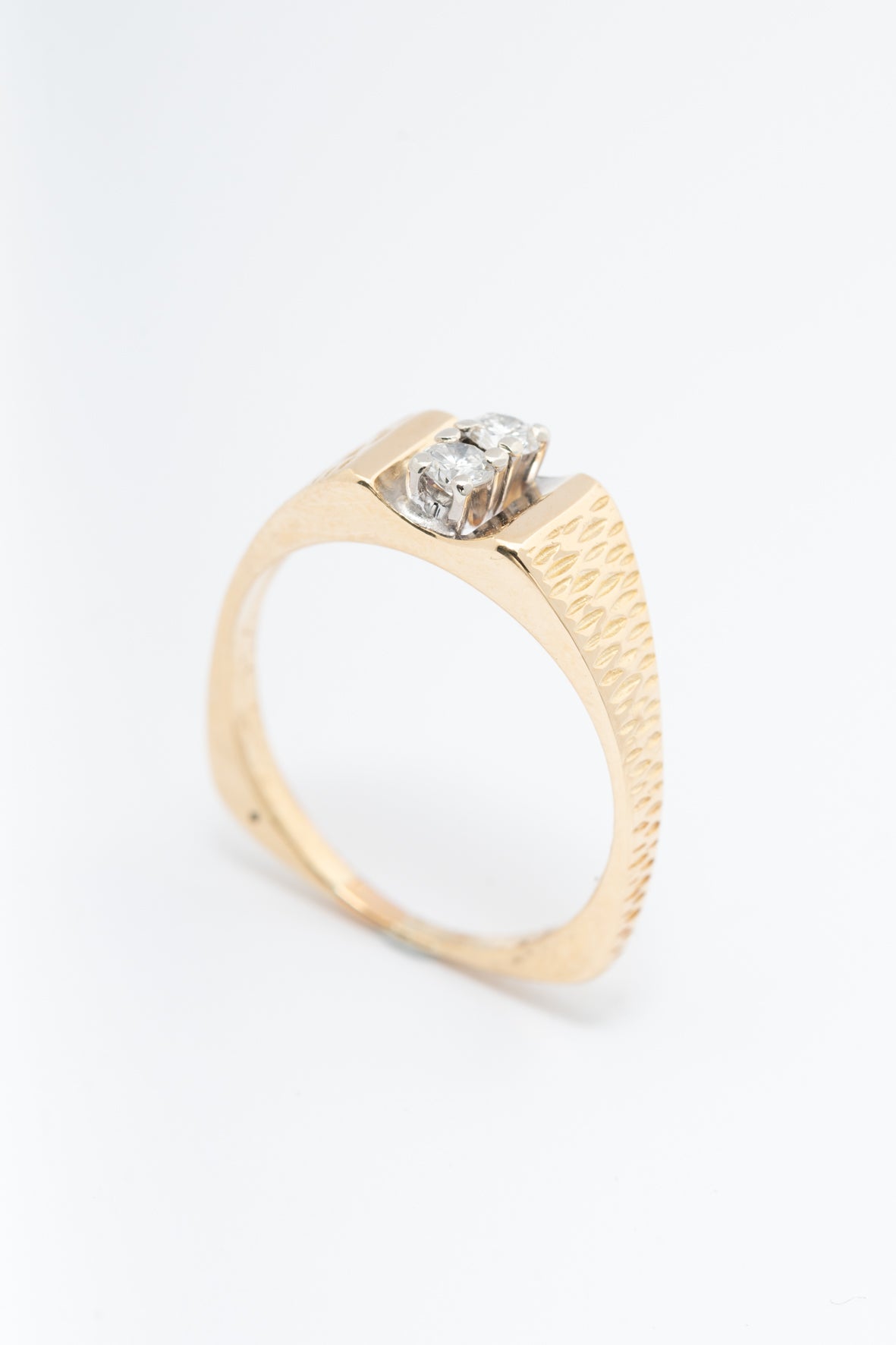 Yellow gold ring with brilliant-cut diamonds