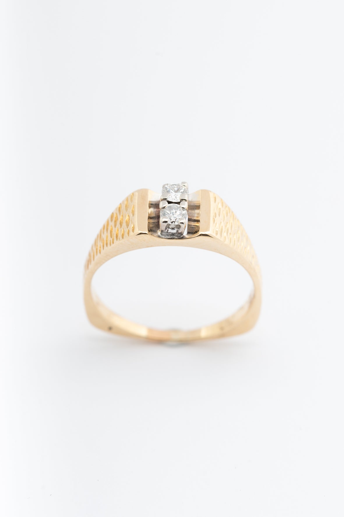 Yellow gold ring with brilliant-cut diamonds