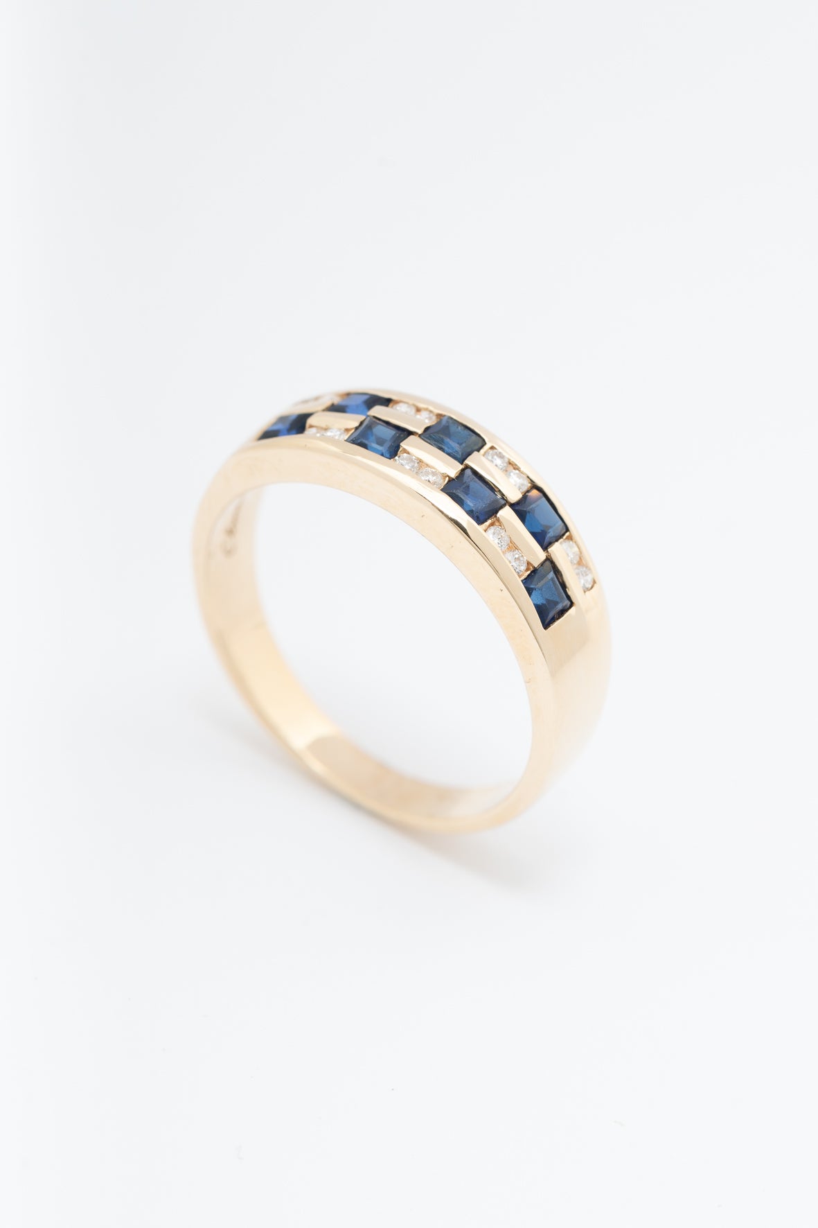 Yellow gold ring with synthetic sapphire brilliants
