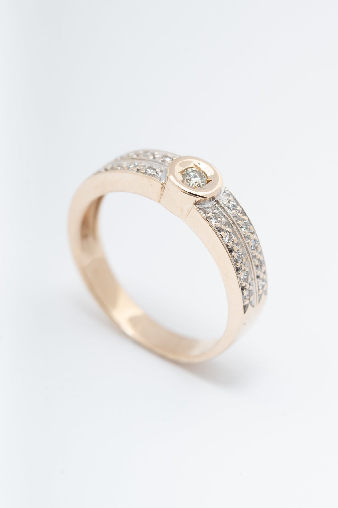 Yellow gold band ring with brilliant-cut diamonds