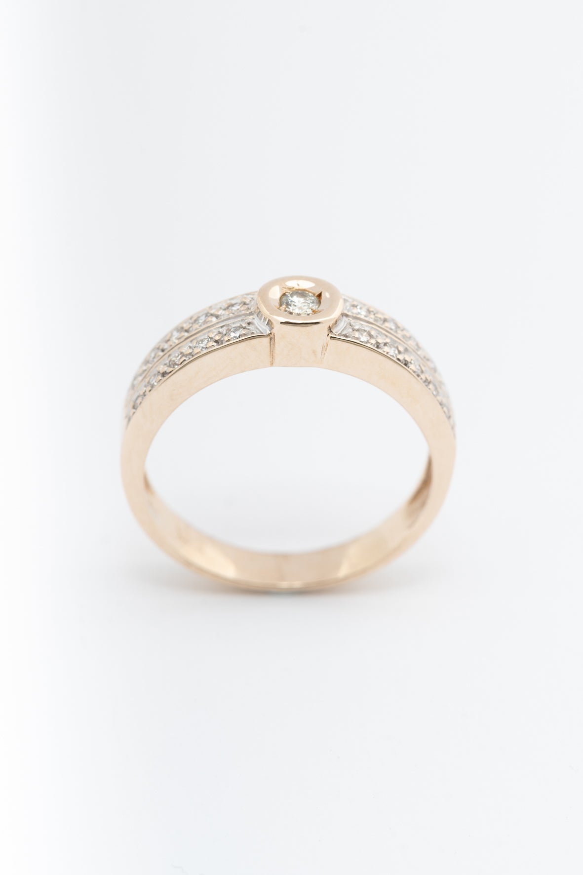 Yellow gold band ring with brilliant-cut diamonds