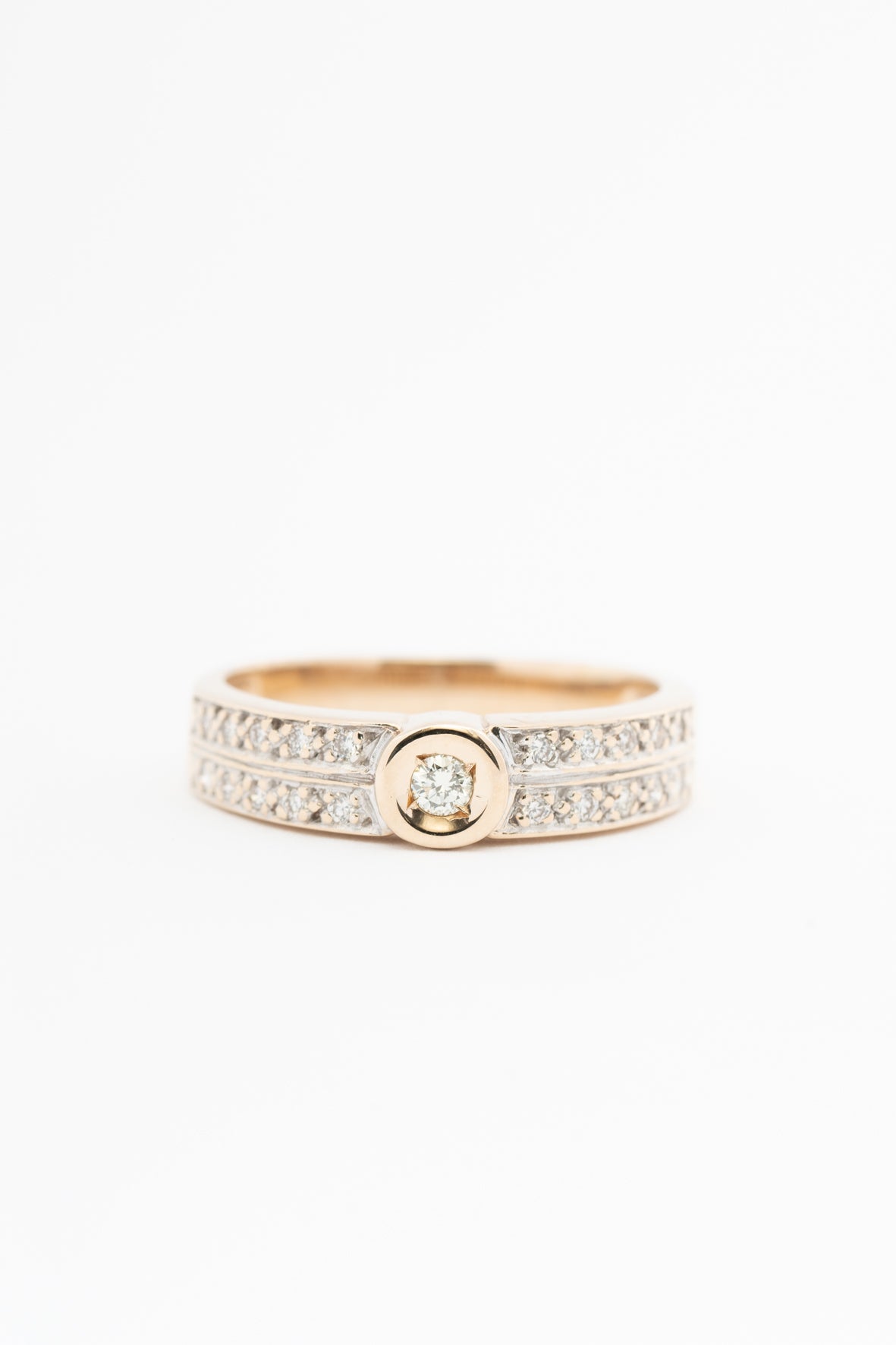 Yellow gold band ring with brilliant-cut diamonds