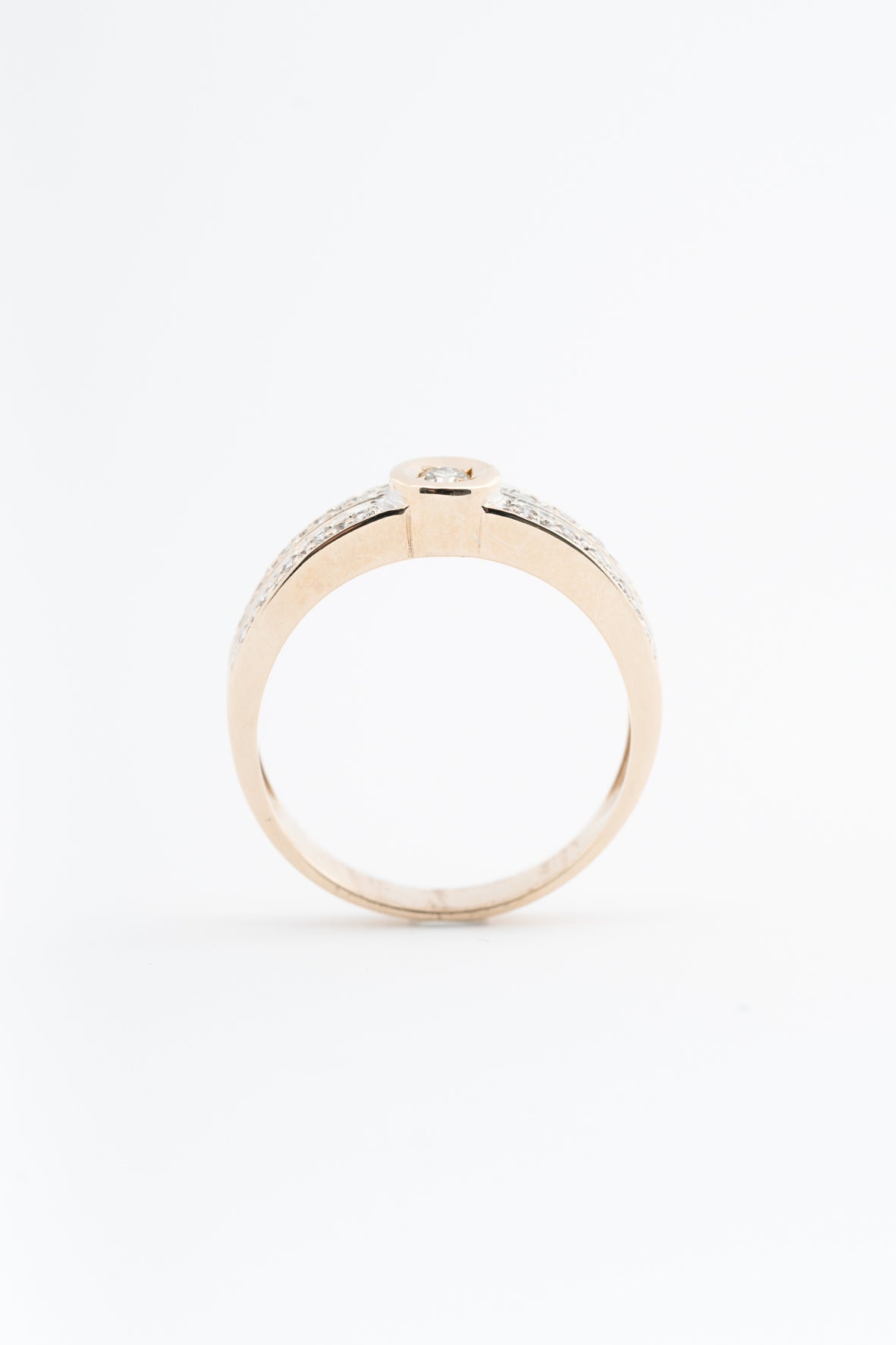 Yellow gold band ring with brilliant-cut diamonds