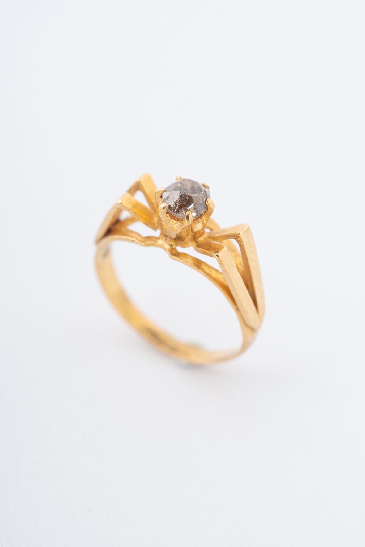 Yellow gold ring with a brown brilliant-cut diamond