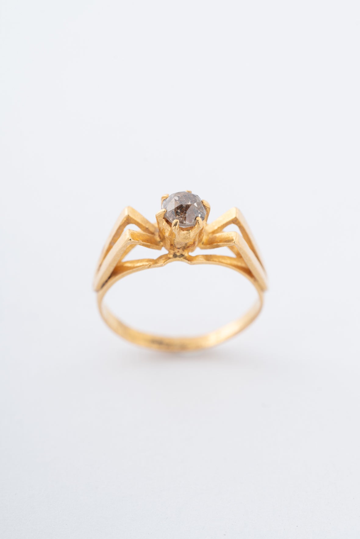 Yellow gold ring with a brown brilliant-cut diamond