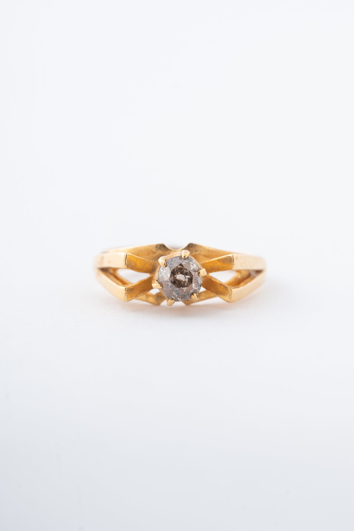 Yellow gold ring with a brown brilliant-cut diamond