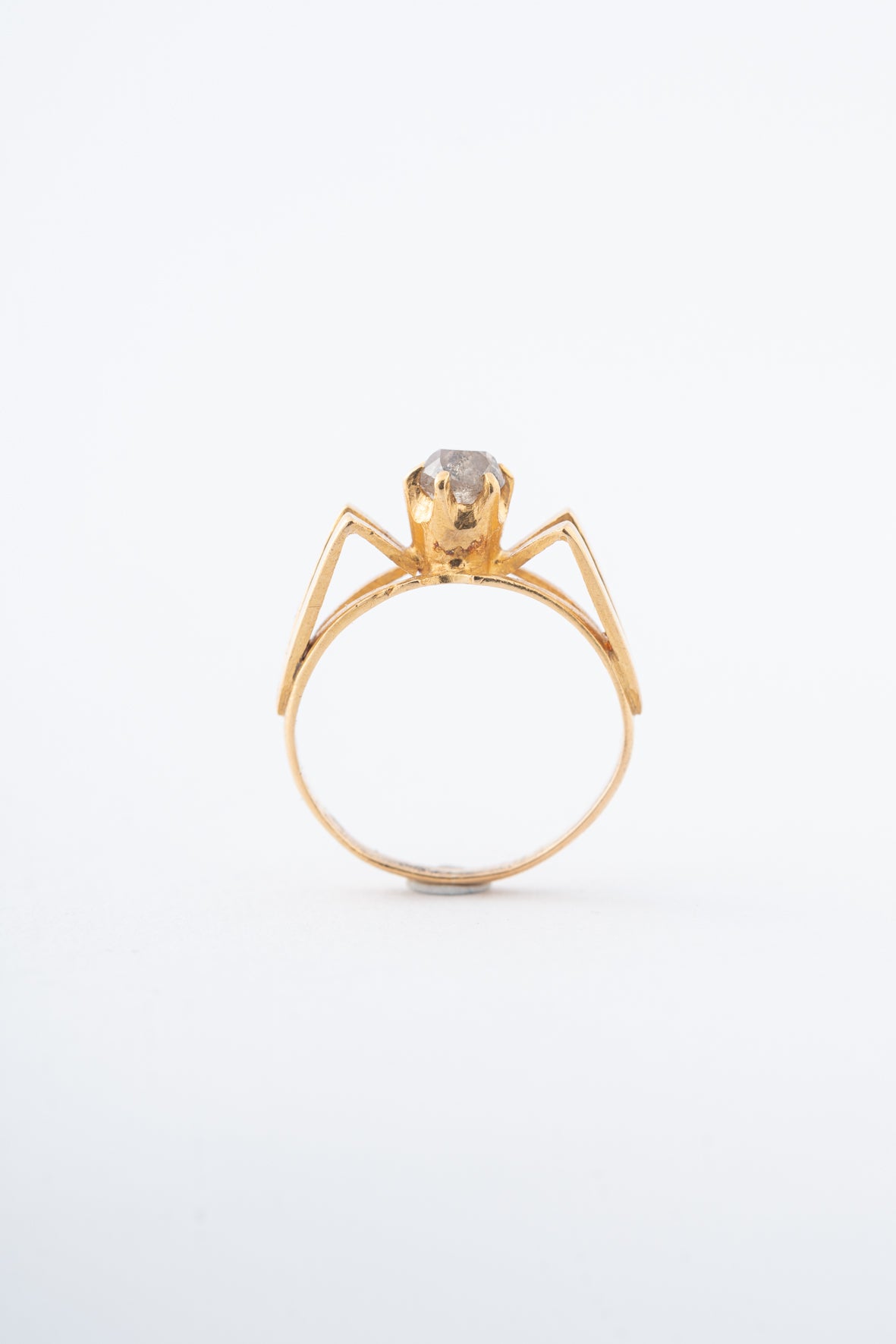 Yellow gold ring with a brown brilliant-cut diamond